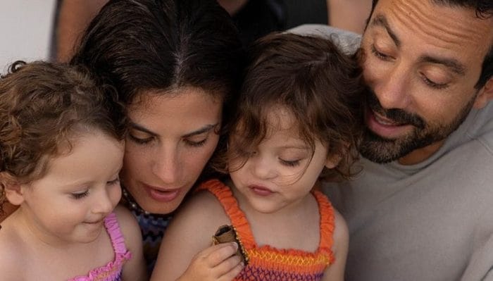 H γλυκιά έκπληξη της Αριάνας και Φιλίππας στην μαμά Χριστίνα Μπόμπα που είχε γενέθλια 5 64a146eba1f6c