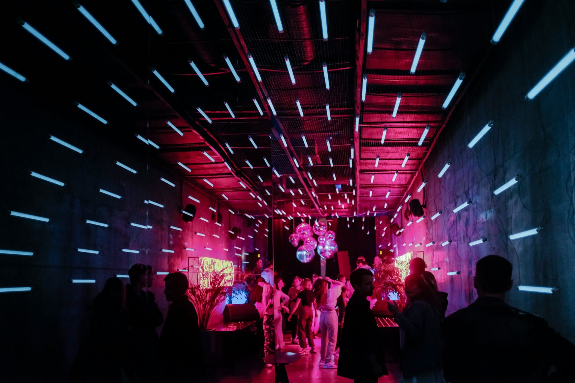 aleksandr popov 9vDdkxSCAD4 unsplash