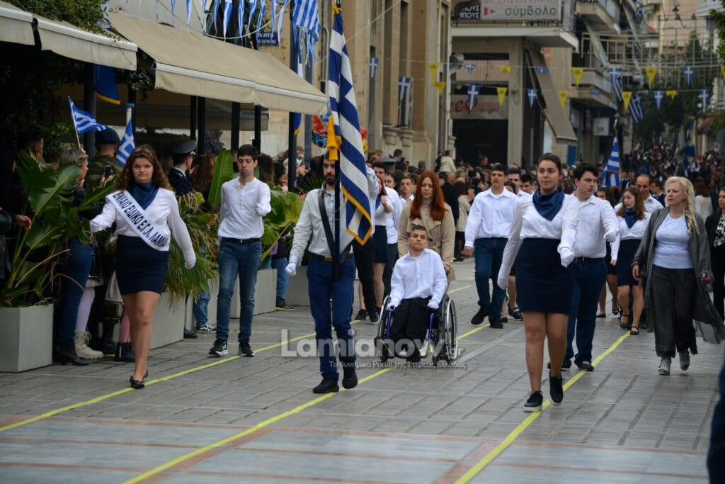 25 Mαρτίου Λαμία: Μαθητής σηκώθηκε από το αμαξίδιο και παρήλασε συγκινώντας με τη δύναμη της ψυχής του (video) 2 parelasi 25 lamia 593 1024x683 1