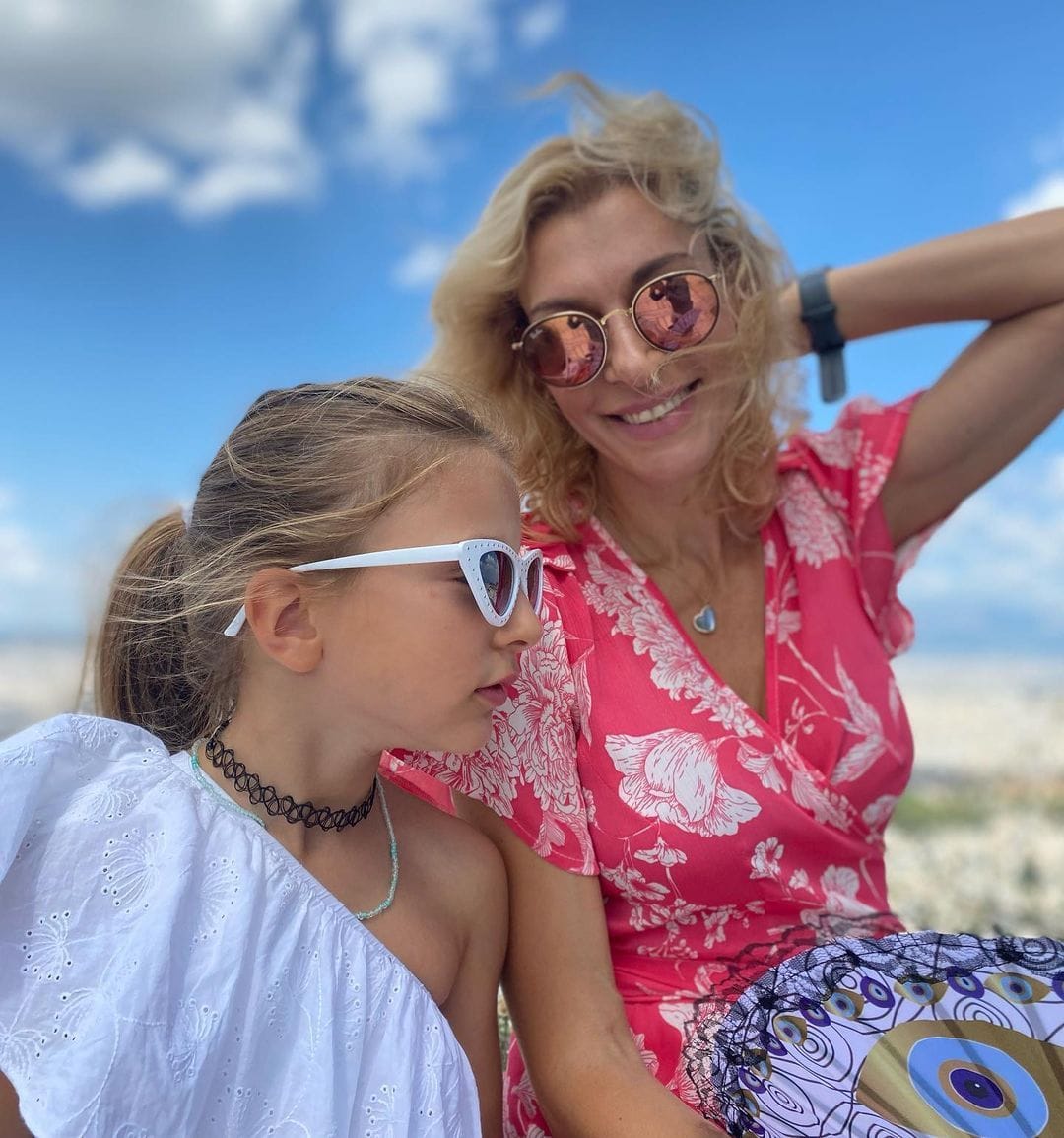 Ζέτα Δούκα: «Ακροβατώ ανάμεσα στη σκληρή πραγματικότητα και την ανάγκη μου να είμαι μια παρούσα και αισιόδοξη μητέρα» 1 1662639324534 152287956 zeta douka kori lukavittos 4 1