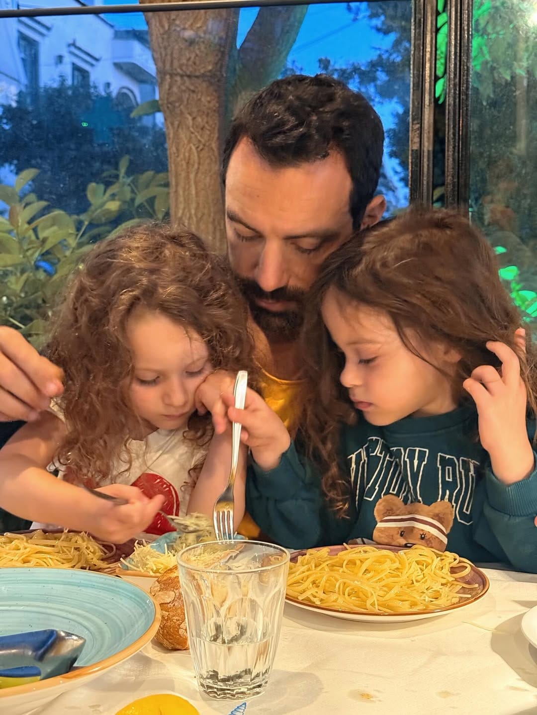 Χριστίνα Μπόμπα: «Ο καλύτερος μπαμπάς στον κόσμο» – Η ανάρτηση με τον Σάκη Τανιμανίδη και τις δίδυμες κόρες τους 1 SnapInsta.to 513969066 18519577066016481 9138337885186747639 n