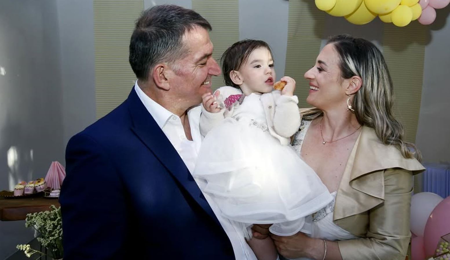 Η εξομολόγηση της Αφροδίτης Σκαφίδα: Η μητρότητα στα 42 και η οικογένεια που έφτιαξε με τον Πύρρο Δήμα 1 dimas skafida 1