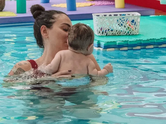Ευρυδίκη Βαλαβάνη: Baby swimming με τον τεσσάρων μηνών γιο της – Οι τρυφερές φωτογραφίες στο χριστουγεννιάτικο δέντρο 10 evridiki valavani 1 13