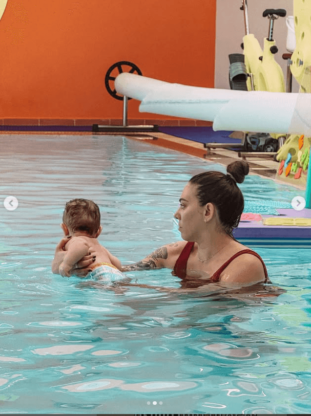 Ευρυδίκη Βαλαβάνη: Baby swimming με τον τεσσάρων μηνών γιο της – Οι τρυφερές φωτογραφίες στο χριστουγεννιάτικο δέντρο 1 Στιγμιότυπο οθόνης 2025 12 01 090435