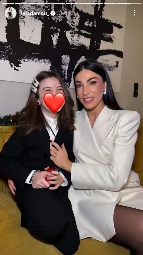 Mini fashion icon η Ανατολή: Οι πόζες με τον μπαμπά Stavento και τη μαμά Ήβη Αδάμου (βίντεο) 2 AA1Toolv