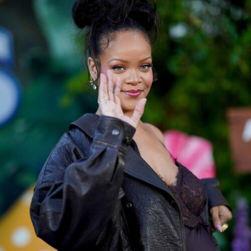 Rihanna: Χαλαρή βόλτα στη Νέα Υόρκη με τα τρία της παιδιά στο καρότσι (βίντεο) 2 1000 7a67a83f a04f 460f ab1f 340fd824ce23