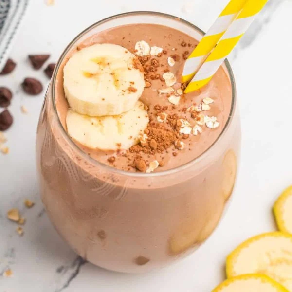 Καλοκαιρινά smoothies που ενυδατώνουν τα παιδιά: 5 εύκολες και υγιεινές συνταγές 5 chocolate banana smoothie