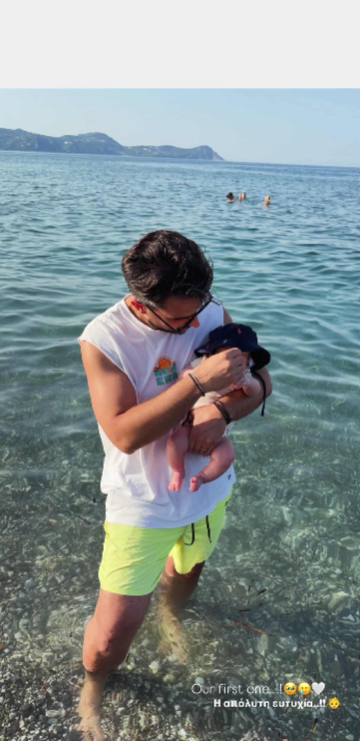 Σάκης Κατσούλης: Το πρώτο μπάνιο με τον 1,5 μηνών γιο του στην Εύβοια – Το τρυφερό βίντεο με τον μπέμπη 1 katsoulis gios