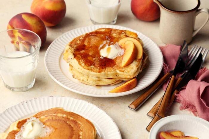 Αφράτα pancakes με ροδάκινο και γιαούρτι 2 pancakes rodakino