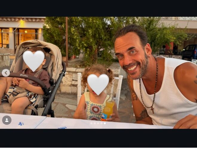 Μαριλού Κόζαρη: Η τρυφερή πόζα του Πάνου Μουζουράκη με τα δύο παιδιά τους – Οικογενειακές στιγμές στις διακοπές 3 Στιγμιότυπο οθόνης 2026 08 13 121254